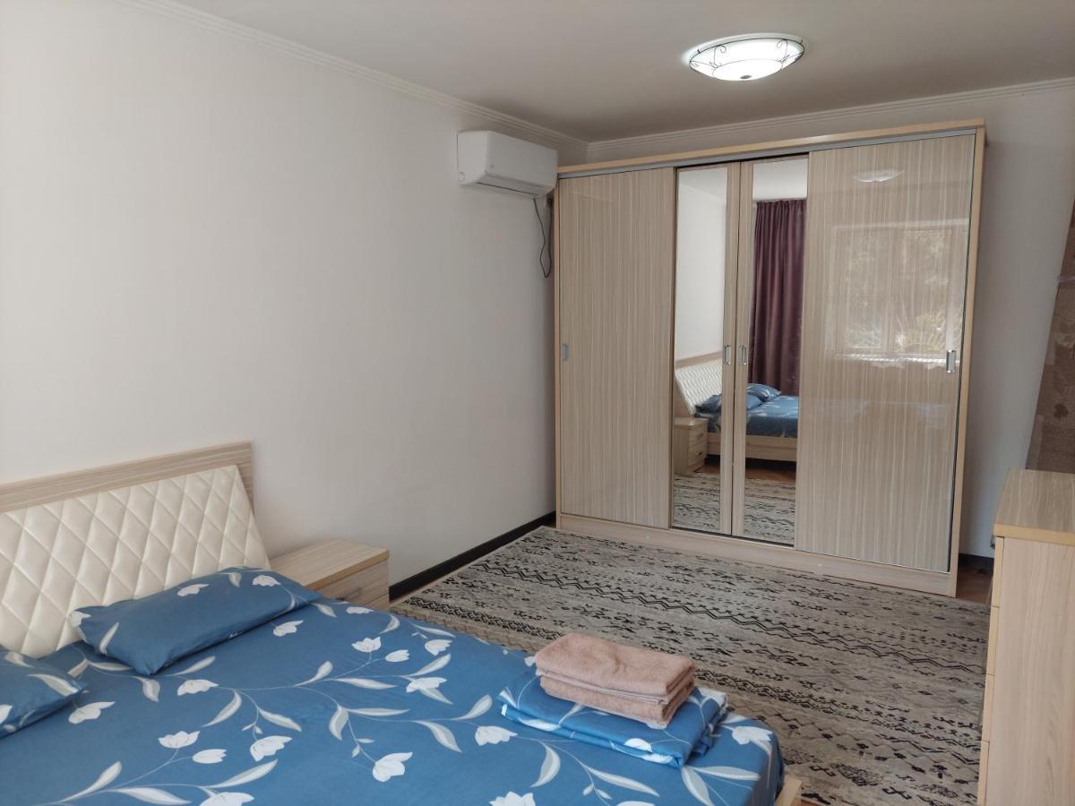 Apartment On Toktogula Bishkek Exterior foto